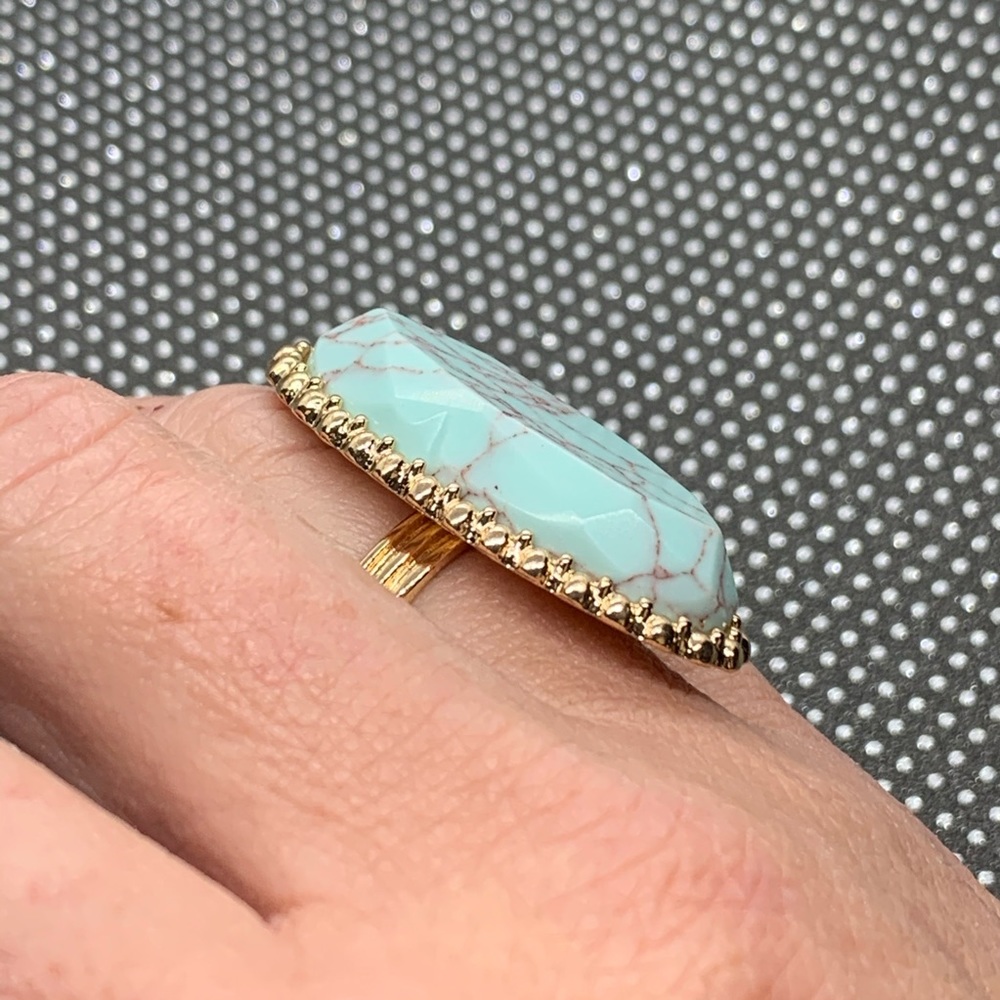 Howlite elongated ring in gold tone - Picture 6 of 6